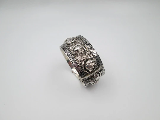 Brazalete ancho mujer. Plata de ley. Rosas en relieve y cenefa vegetal. Cierre pestaña. 1970