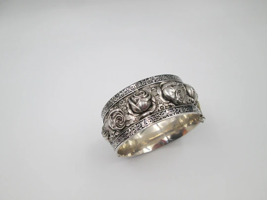 Brazalete ancho mujer. Plata de ley. Rosas en relieve y cenefa vegetal. Cierre pestaña. 1970