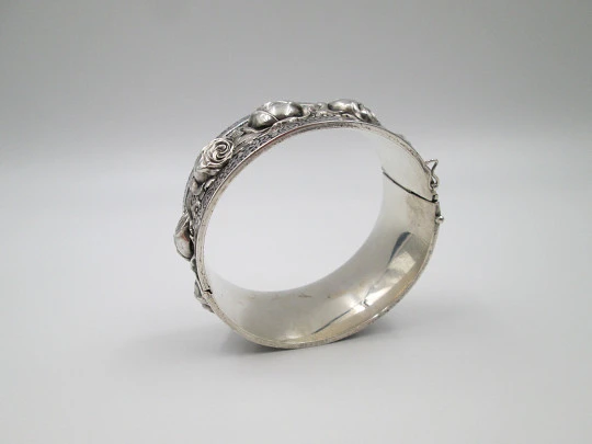 Brazalete ancho mujer. Plata de ley. Rosas en relieve y cenefa vegetal. Cierre pestaña. 1970