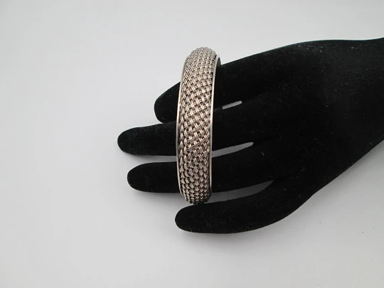 Brazalete ancho para mujer. Plata de ley 925. Patrón decorativo de cestería. 1990. Europa