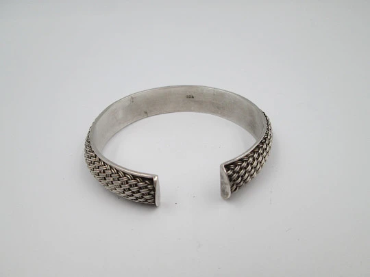 Brazalete ancho para mujer. Plata de ley 925. Patrón decorativo de cestería. 1990. Europa