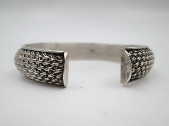 Brazalete ancho para mujer. Plata de ley 925. Patrón decorativo de cestería. 1990. Europa