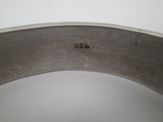 Brazalete ancho para mujer. Plata de ley 925. Patrón decorativo de cestería. 1990. Europa