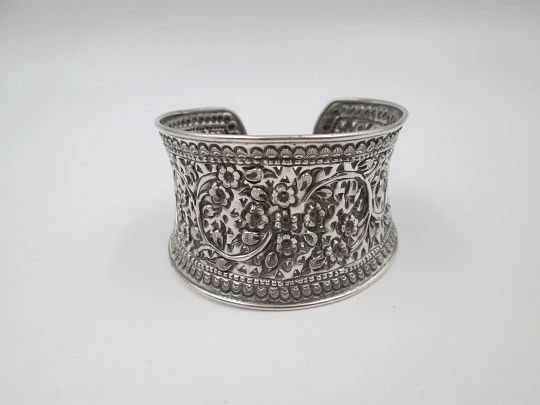 Brazalete ancho para mujer. Plata de ley. Flores, hojas y conchas. 1990. Europa