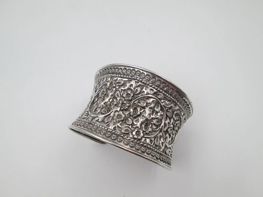 Brazalete ancho para mujer. Plata de ley. Flores, hojas y conchas. 1990. Europa