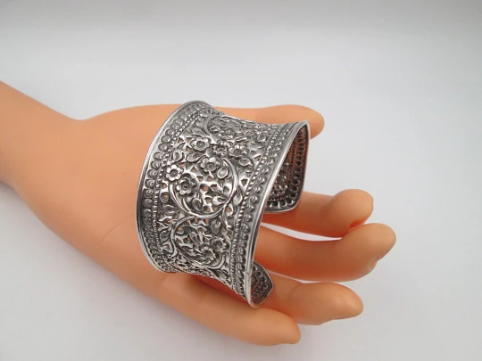 Brazalete ancho para mujer. Plata de ley. Flores, hojas y conchas. 1990. Europa