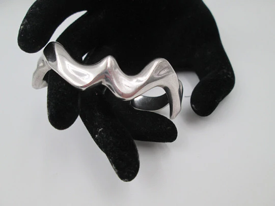 Brazalete pulsera rígida ondulada mujer Víctor Caparros. Plata de ley 925. Barcelona. 1990