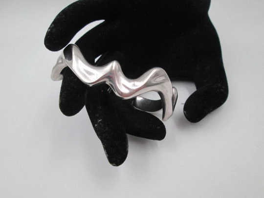 Brazalete pulsera rígida ondulada mujer Víctor Caparros. Plata de ley 925. Barcelona. 1990 Brazalete pulsera rígida ondulada mujer Víctor Caparros. Plata de ley 925. Barcelona. 1990