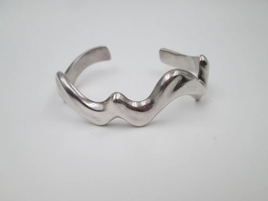 Brazalete pulsera rígida ondulada mujer Víctor Caparros. Plata de ley 925. Barcelona. 1990