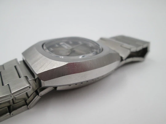 Briter. Steel. Manual wind. Iridescent dial. Date and day. Bracelet. 1970's. Swiss