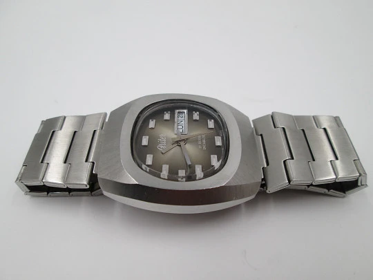 Briter. Steel. Manual wind. Iridescent dial. Date and day. Bracelet. 1970's. Swiss