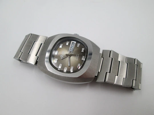 Briter. Steel. Manual wind. Iridescent dial. Date and day. Bracelet. 1970's. Swiss