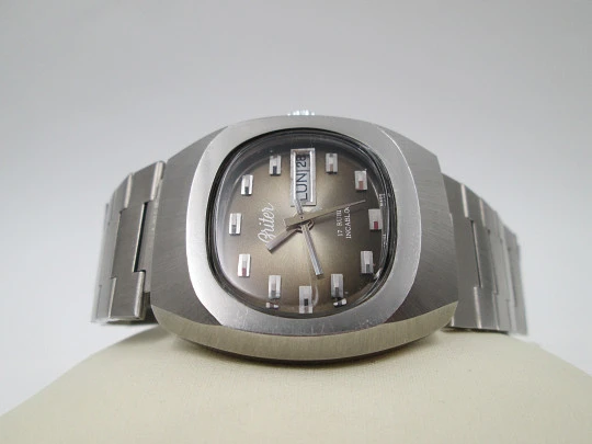 Briter. Steel. Manual wind. Iridescent dial. Date and day. Bracelet. 1970's. Swiss