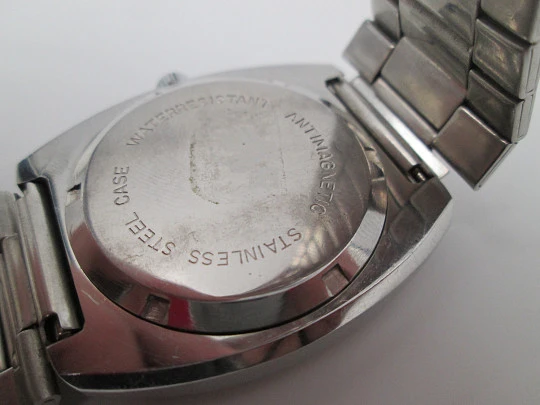 Briter. Steel. Manual wind. Iridescent dial. Date and day. Bracelet. 1970's. Swiss