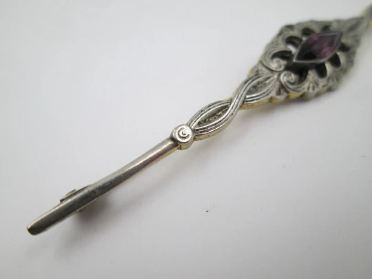 Broche alfiler mujer. Metal bicolor. Estilo victoriano. Formas vegetales y gema violeta
