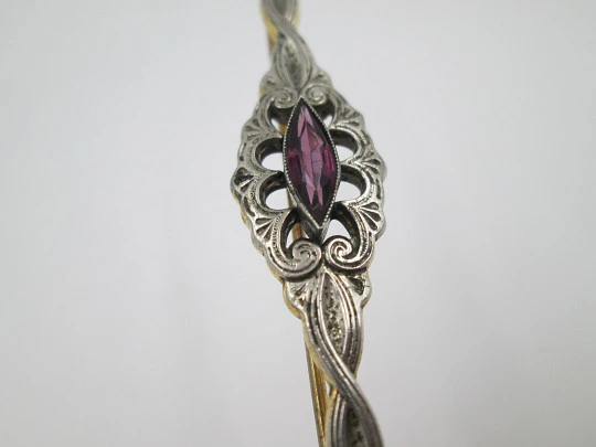 Broche alfiler mujer. Metal bicolor. Estilo victoriano. Formas vegetales y gema violeta