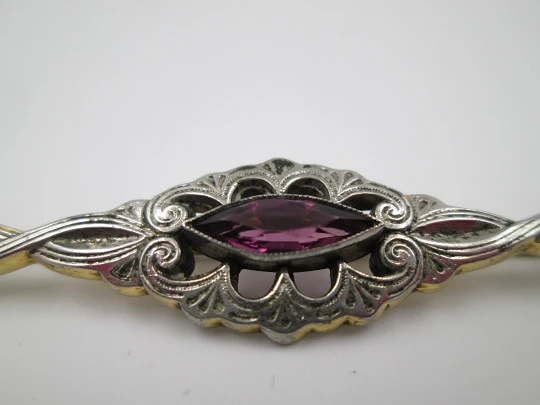 Broche alfiler mujer. Metal bicolor. Estilo victoriano. Formas vegetales y gema violeta