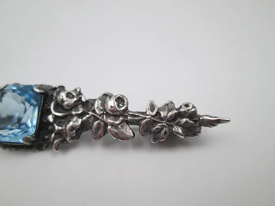 Broche alfiler mujer. Plata de ley. Motivos florales y vegetales. Gema azul. 1960