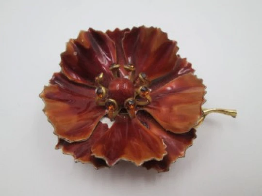 Broche bisutería flor. Metal dorado, esmalte marrón y pedrería. 1960