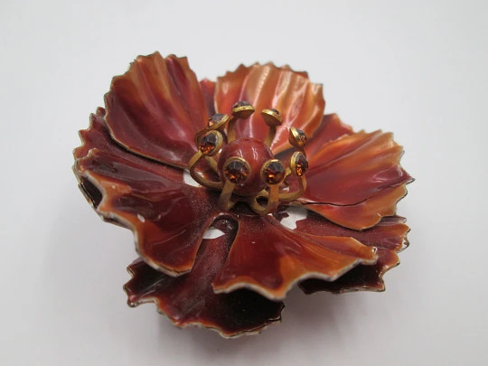 Broche bisutería flor. Metal dorado, esmalte marrón y pedrería. 1960