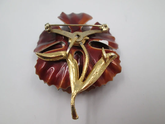 Broche bisutería flor. Metal dorado, esmalte marrón y pedrería. 1960