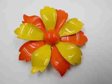 Broche bisutería Margarita. Metal dorado y esmalte bicolor. 1960