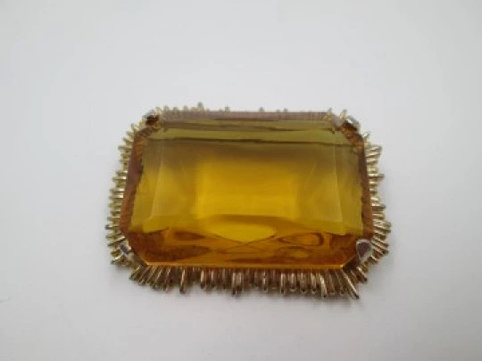 Broche bisutería mujer. Metal dorado y piedra facetada naranja. 1960