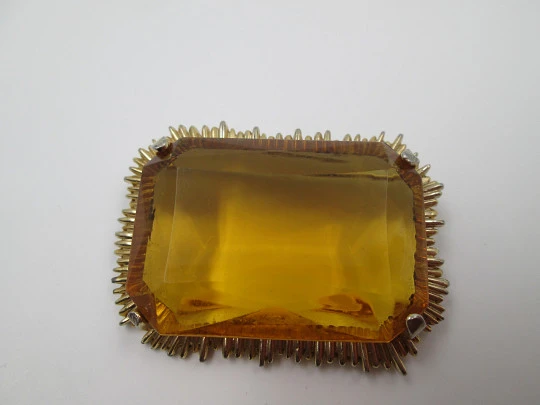 Broche bisutería mujer. Metal dorado y piedra facetada naranja. 1960
