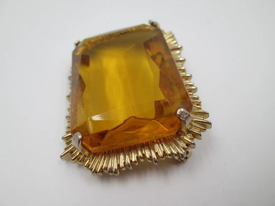 Broche bisutería mujer. Metal dorado y piedra facetada naranja. 1960