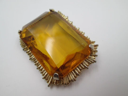 Broche bisutería mujer. Metal dorado y piedra facetada naranja. 1960