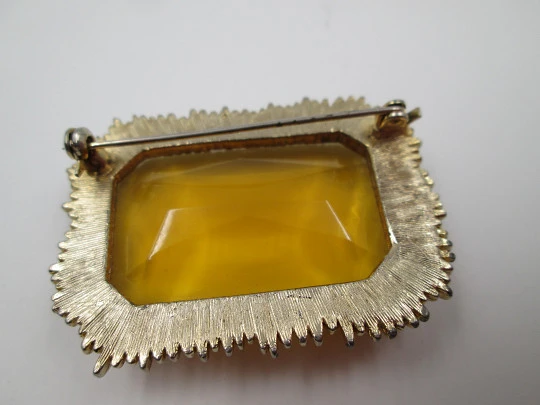 Broche bisutería mujer. Metal dorado y piedra facetada naranja. 1960