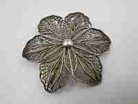 Broche calado para mujer. Flor filigrana. Plata de ley. Alfiler reverso. 1970