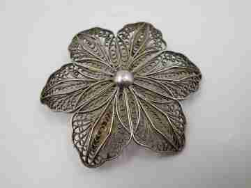 Broche calado para mujer. Flor filigrana. Plata de ley. Alfiler reverso. 1970