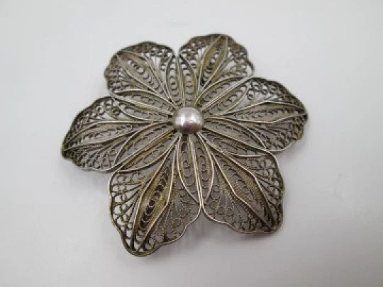 Broche calado para mujer. Flor filigrana. Plata de ley. Alfiler reverso. 1970