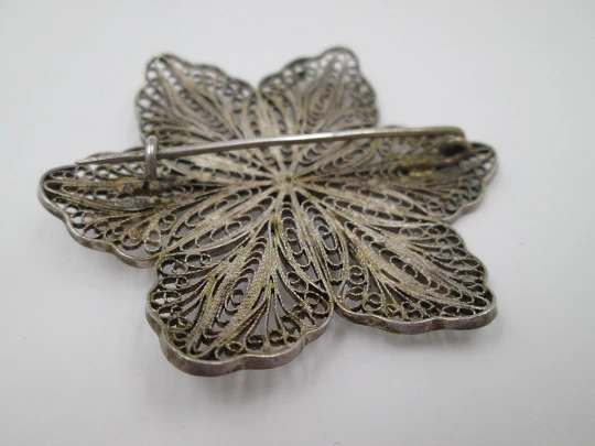 Broche calado para mujer. Flor filigrana. Plata de ley. Alfiler reverso. 1970