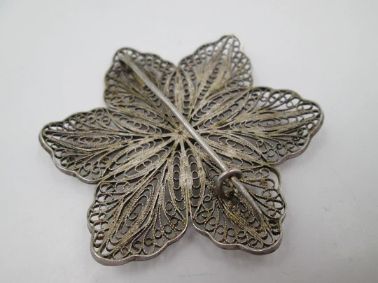 Broche calado para mujer. Flor filigrana. Plata de ley. Alfiler reverso. 1970