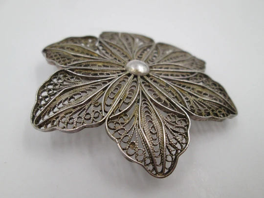 Broche calado para mujer. Flor filigrana. Plata de ley. Alfiler reverso. 1970