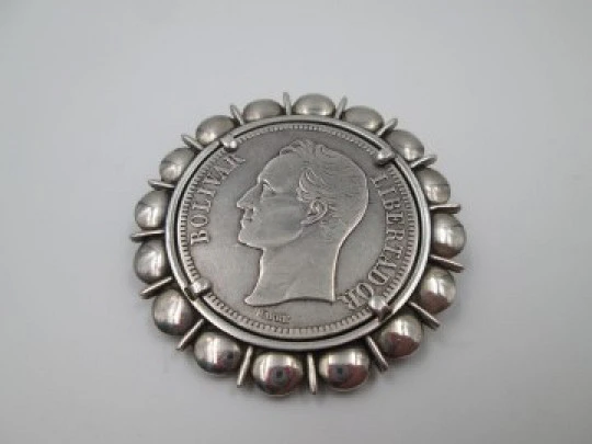 Broche colgante moneda 5 bolívares (1935). Plata de ley. Cerco barras y círculos