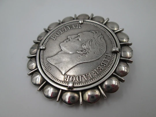 Broche colgante moneda 5 bolívares (1935). Plata de ley. Cerco barras y círculos