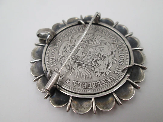 Broche colgante moneda 5 bolívares (1935). Plata de ley. Cerco barras y círculos