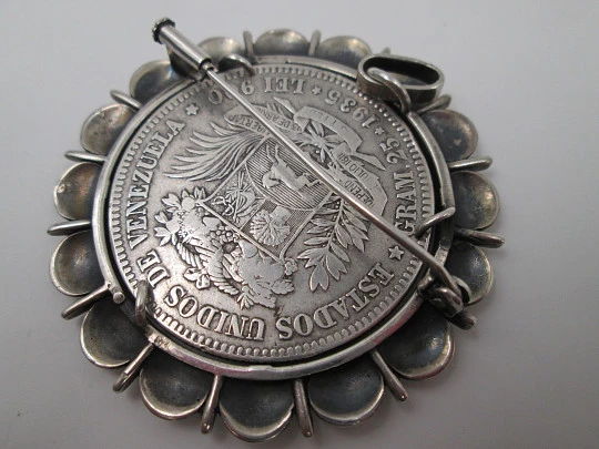 Broche colgante moneda 5 bolívares (1935). Plata de ley. Cerco barras y círculos