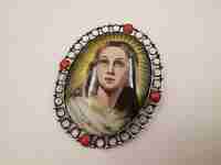 Broche colgante religioso. Plata, porcelana y coral. Virgen resplandor. 1950