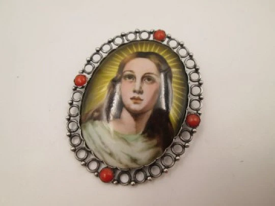 Broche colgante religioso. Plata, porcelana y coral. Virgen resplandor. 1950