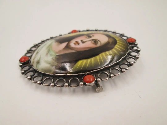 Broche colgante religioso. Plata, porcelana y coral. Virgen resplandor. 1950