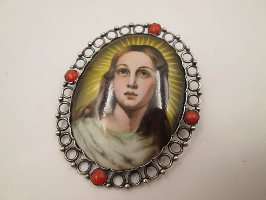 Broche colgante religioso. Plata, porcelana y coral. Virgen resplandor. 1950