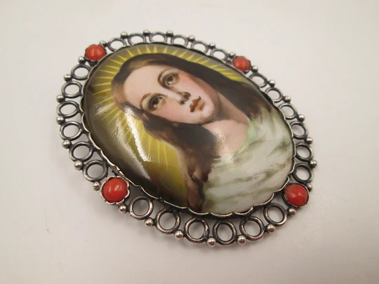 Broche colgante religioso. Plata, porcelana y coral. Virgen resplandor. 1950