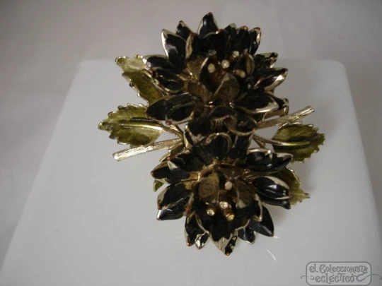 Broche Coro. Metal dorado y esmalte. Años 30. EEUU. Flores