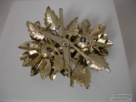 Broche Coro. Metal dorado y esmalte. Años 30. EEUU. Flores