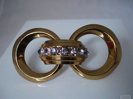 Broche Coro. Metal dorado. Años 50. Gemas violeta. Lazo. EEUU