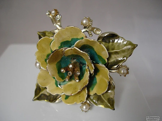 Broche Coro. Metal dorado. Esmalte tricolor. Pedrería. 1930